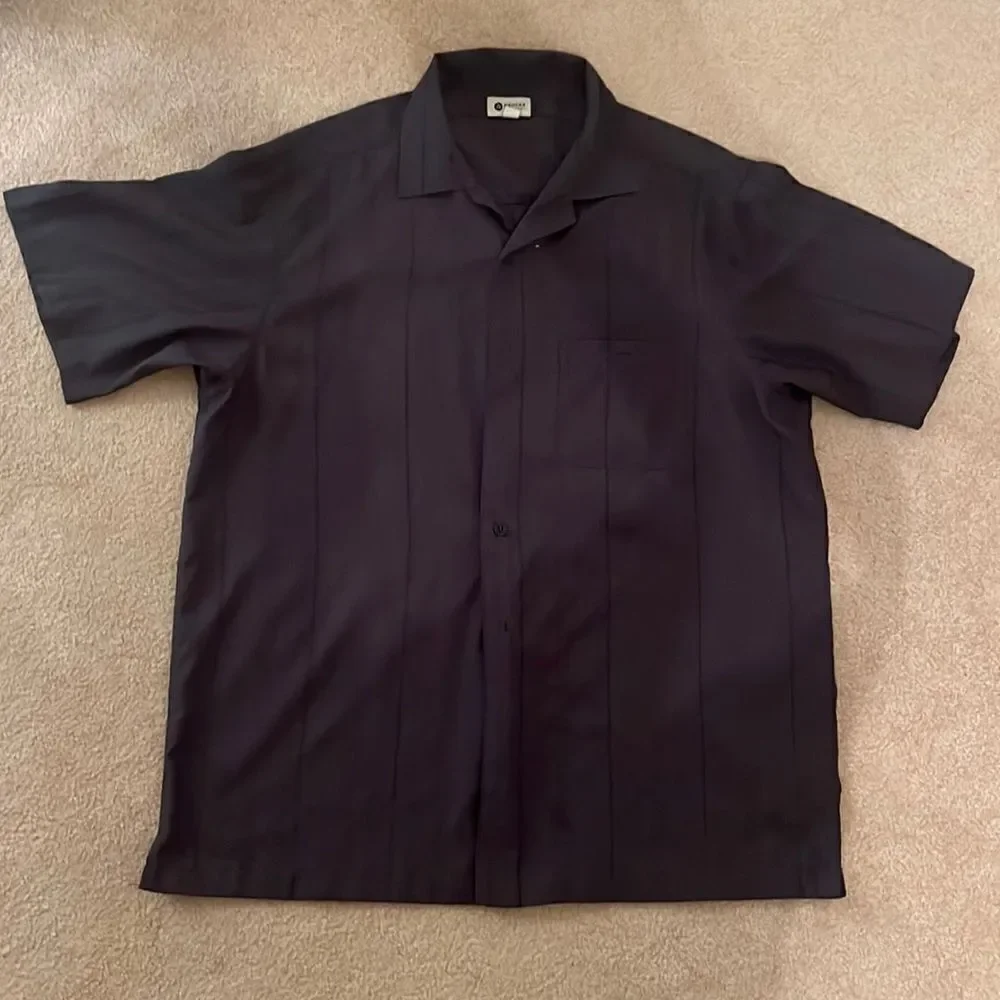 HAGGAR Navy Collared Short Sleeved Button Down. Size Large